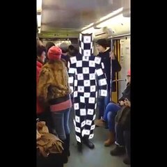 Un homme avec un costume insolite au metro de Moscou