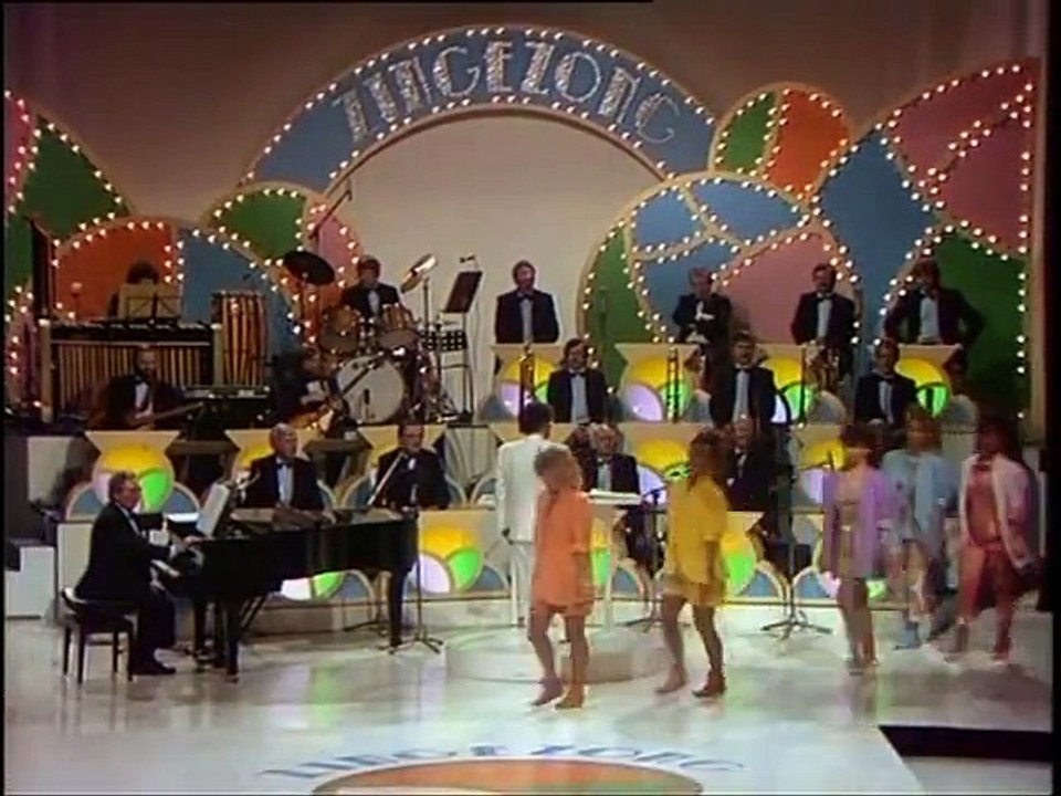 Dolly Dots - Love Me Just A Little Bit More - Zingezong