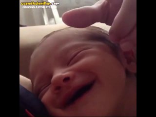 Annesinin Başını Okşamasıyla Mutlu Olan Bebek