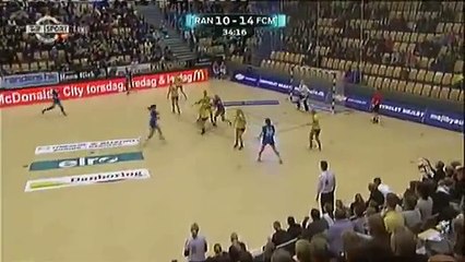 Körperkontakt beim Damen-Handball