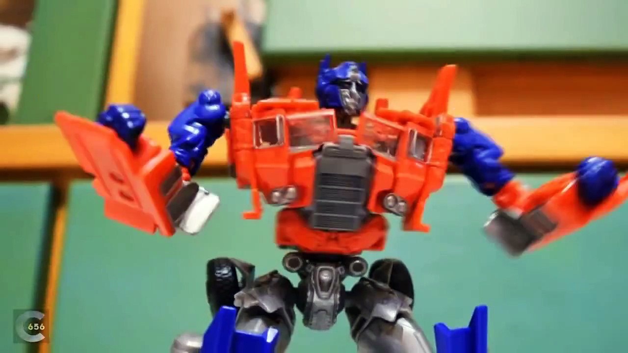 Transformers Prime VS Zaku stop motion - 柯博文VS薩克