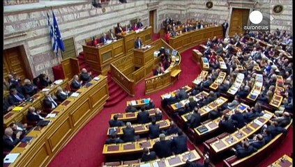 Grécia: Tsipras obtém confiança do parlamento antes de tentar convencer eurogrupo