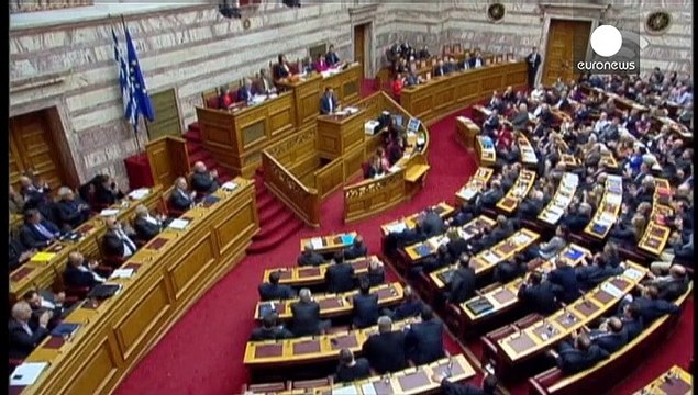 Grécia: Tsipras obtém confiança do parlamento antes de tentar convencer eurogrupo