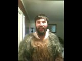 Un papa fait une bonne blague à ses enfants, déguisé en Bigfoot
