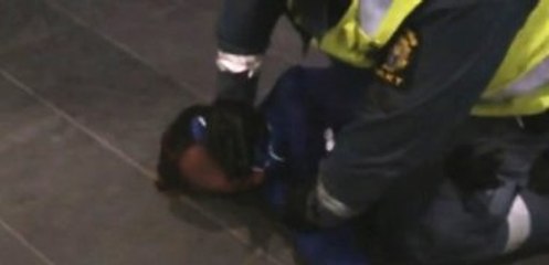 İsveç Polisinden Müslüman Çocuğa Bilet Dayağı