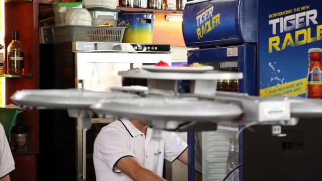 Des drones font office de serveurs dans un restaurant de Singapour