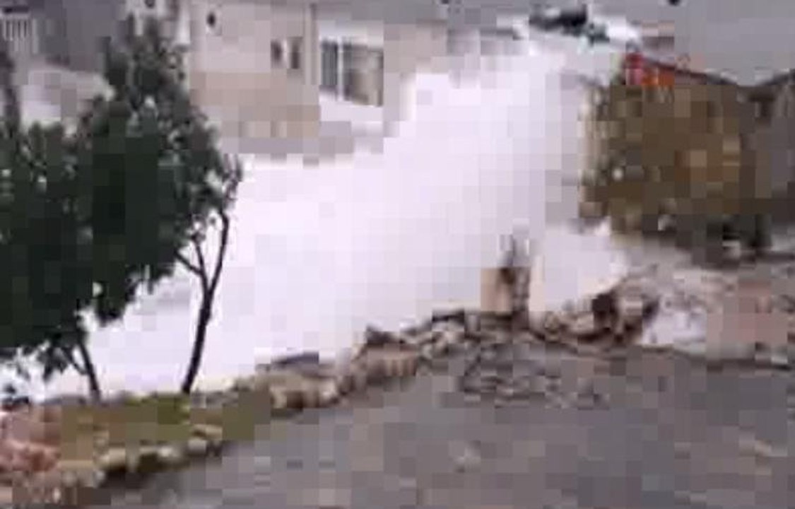 Dev dalgalar yolu parçaladı