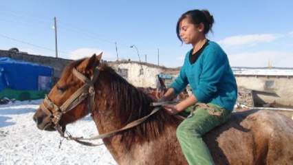 45 Haneli Köyde Kadın Erkek Herkes At Biniyor