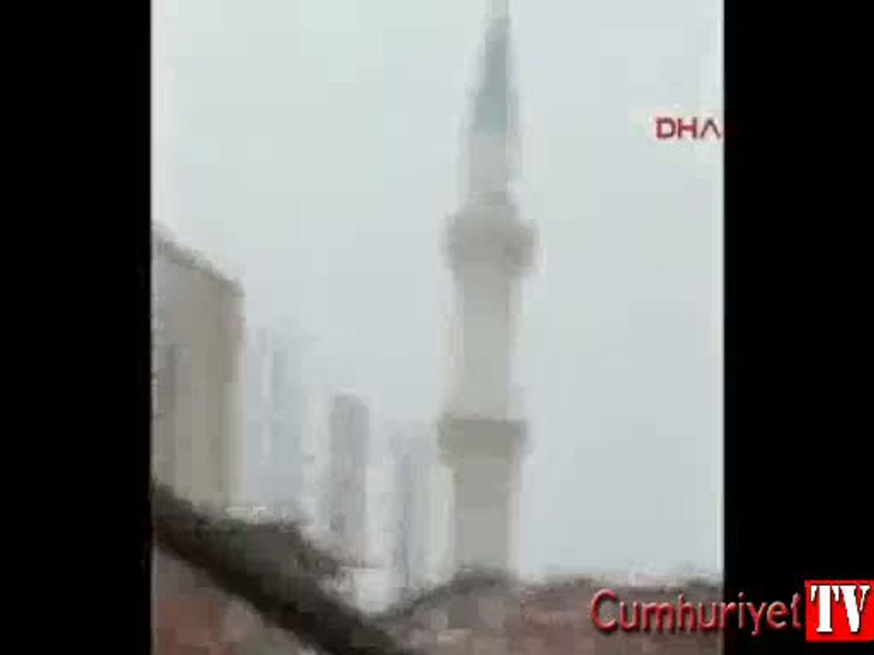 İzmir'de fırtına minareyi böyle devirdi