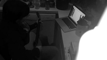 Il filme sa femme en caméra cachée alors qu'elle chante : ultra talentueuse!