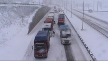 Kar Yağışı Nedeniyle Trafik Kontrollü Sağlanıyor