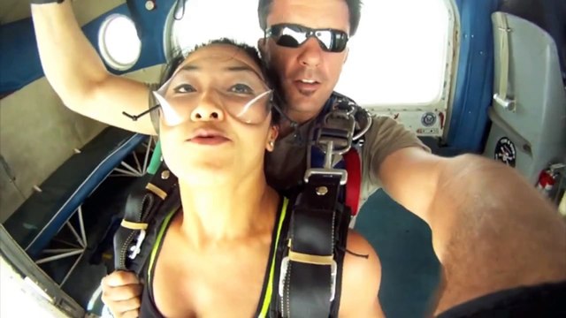 Deux parachutistes frôlés par leur propre avion