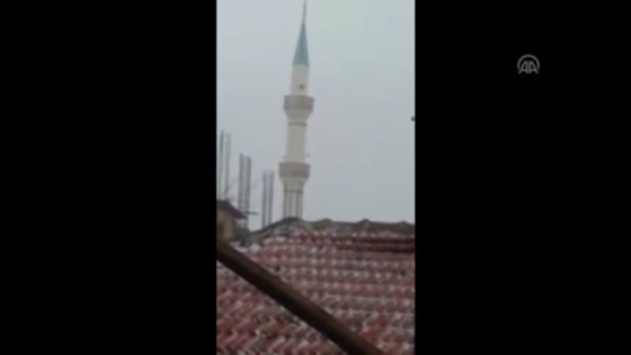 Fırtına Minareyi Devirdi