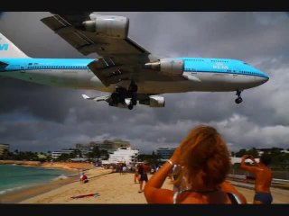 Une piste d'atterrissage à quelques mètres des baigneurs