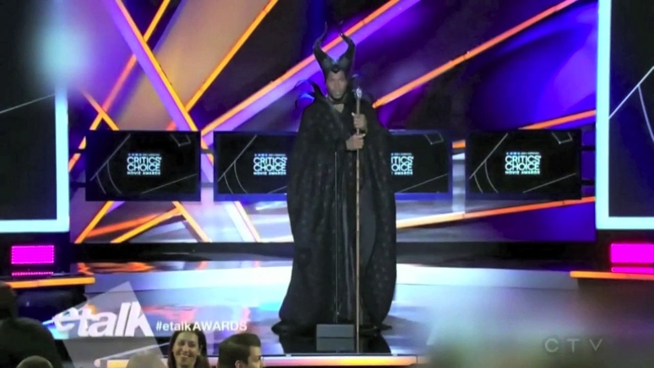Angelina Jolie at CCA 2015 (main dans la main)