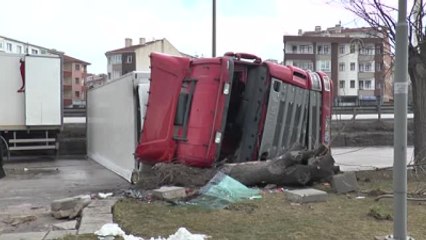 Gölbaşı'nda Tır Devrildi: 1 Yaralı