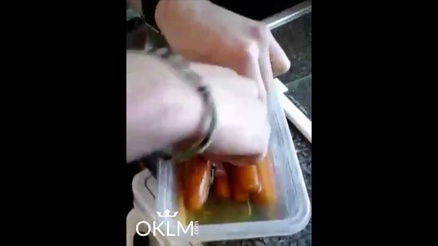 Ce mec est une machine à manger des saucisses !