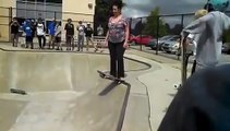 Une femme pas tout à fait sobre s'essaye au skate