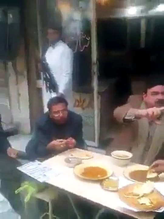 Shiekh Rasheed eating naan and chowlay