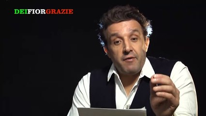 Flavio Insinna alle prese con il testo di una canzone di Orietta Berti