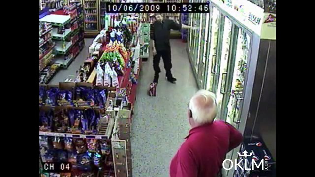 Complètement bourré, il essaye d'acheter des bières...