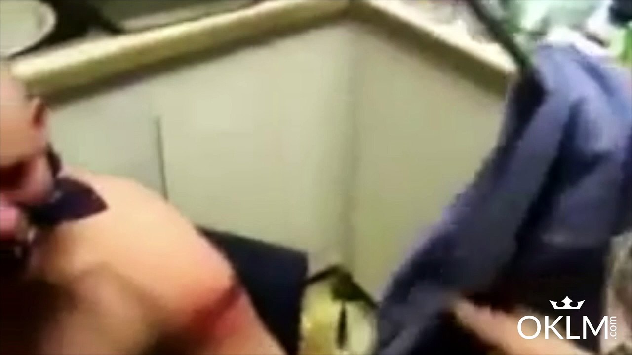 Il se fait enlever son tatouage au couteau