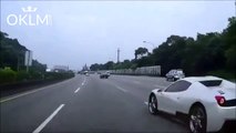 Un connard en Ferrari provoque un accident