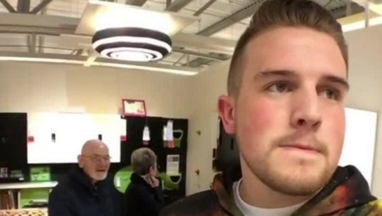 Quand tu te fais chier dans IKEA, balance des objets sur les autres clients