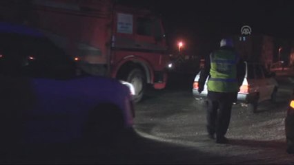 Rüzgar Araçları Devirince Yol Trafiğe Kapatıldı