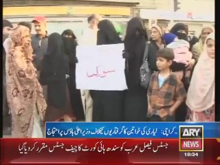 Lyari women join civil society protest outside CM House