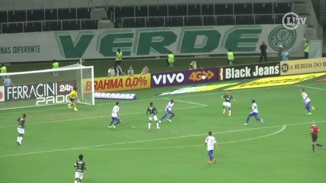 Cristaldo arrisca bicicleta e quase marca golaço