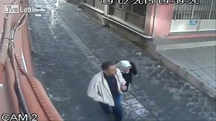 YouTube: Hombre salvó a mujer de ser apuñalada por su esposo