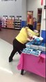 Pelea de mujeres dentro de un Walmart se vuelve viral en YouTube