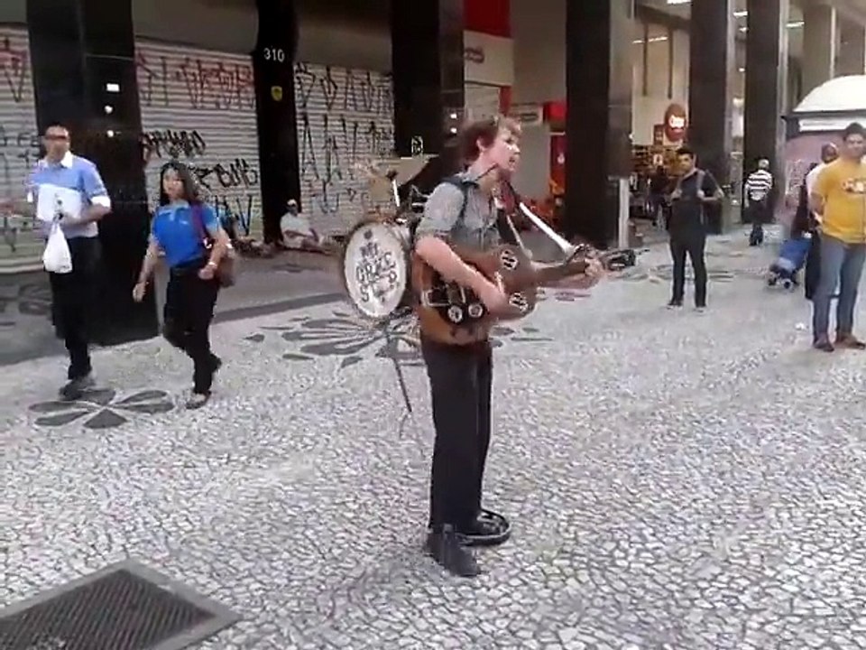 Incredible street performer : Mr Orkester is a talented musician and singer