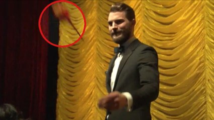 Fifty Shades of Grey: Jamie Dornan Throws A Rose At A Fan | World Priemere