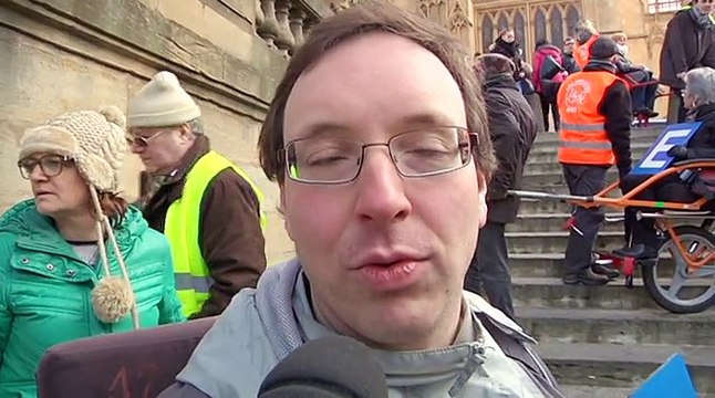 Reportage : Manifestation contre retour en arrière accessibilité personnes handicapées villes loi février 2015