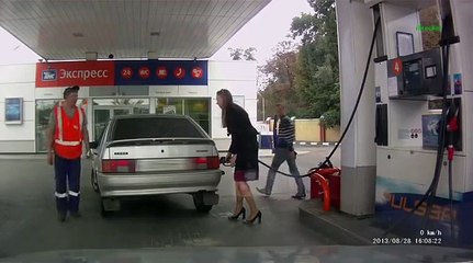 une Femme allez partir de la station essence sans enlever le levier