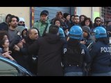 Napoli - Tensione durante lo sgombero della scuola occupata al Vomero -1- (11.02.15)