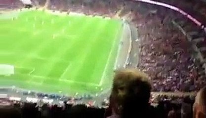 Futbolcuyu Kağıt Uçakla Kafadan Vurmak