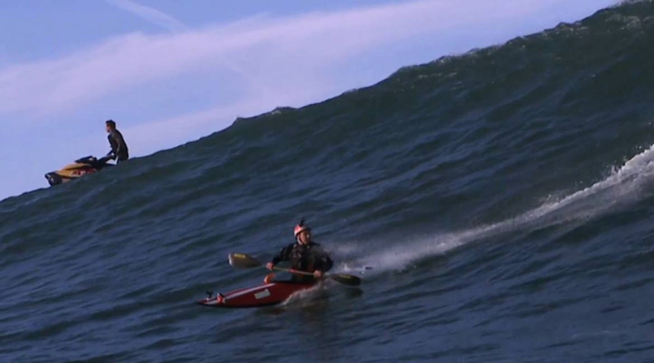 Tao Berman charge en wave-ski