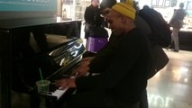 Un aveugle joue du piano en libre-service à la Gare Montparnasse (Paris)