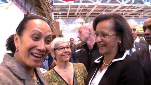 Visite de Marie-Luce Penchard des stands des Outre-mer à la Foire de Paris