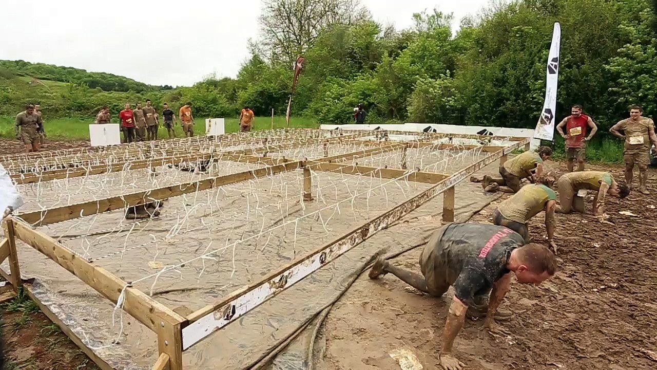 Adrénaline Shots : passage de l'obstacle de The Mud Day Paris du 10 mai 2014 de 15h45 à 16h00