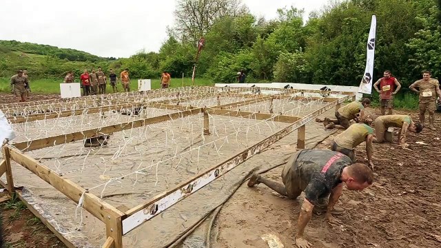 Adrénaline Shots : passage de l'obstacle de The Mud Day Paris du 10 mai 2014 de 15h45 à 16h00