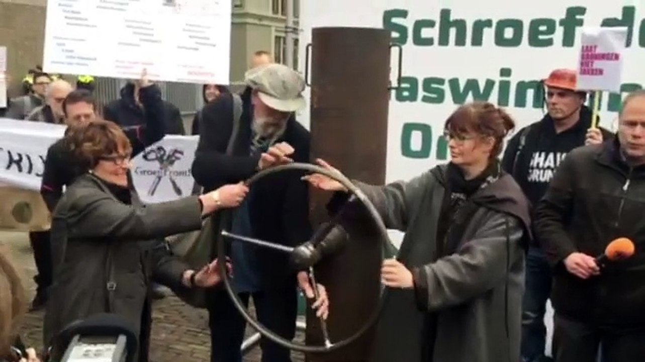 Symbolische gaskraan dichtgedraaid in Den Haag - RTV Noord