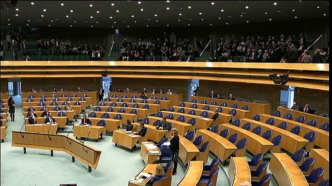 Actievoerders zingen Grunnens Laid in Tweede Kamer - RTV Noord