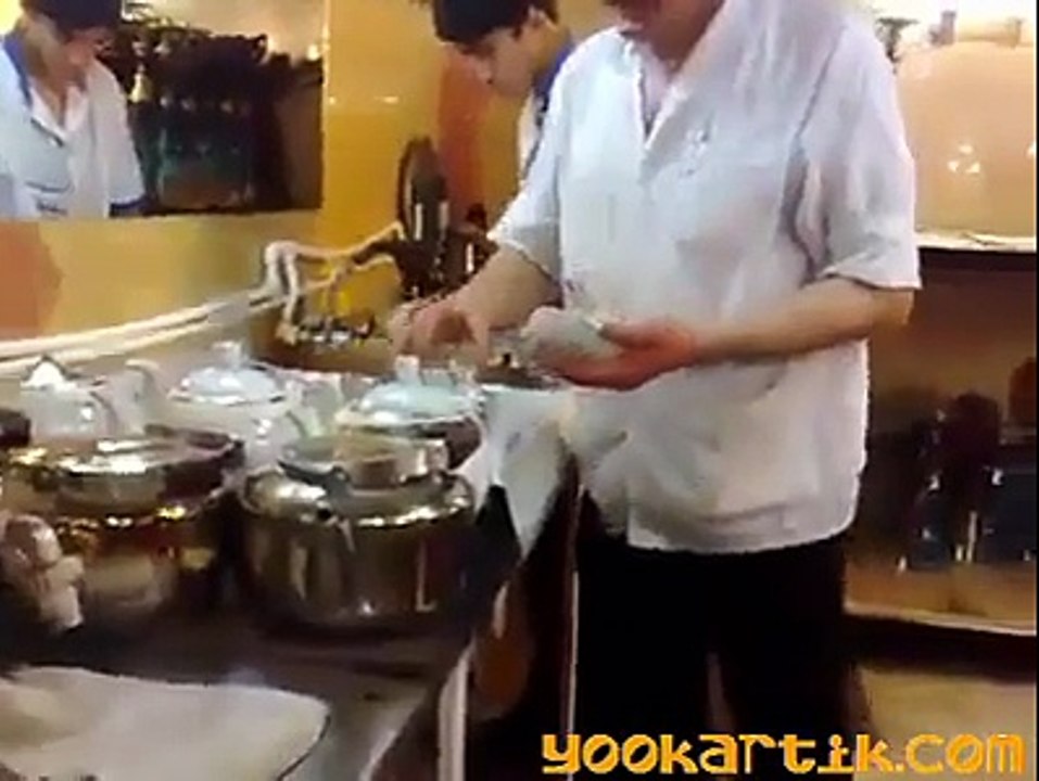 Bu kadar bardağı eline alabilen gördünüz mü?