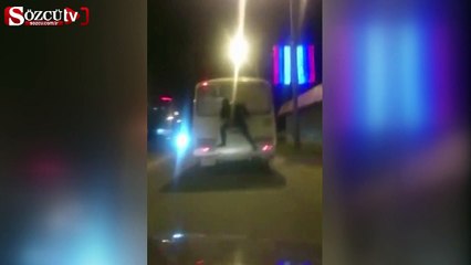 Otobüsün arkasında tehlikeli yolculuk!