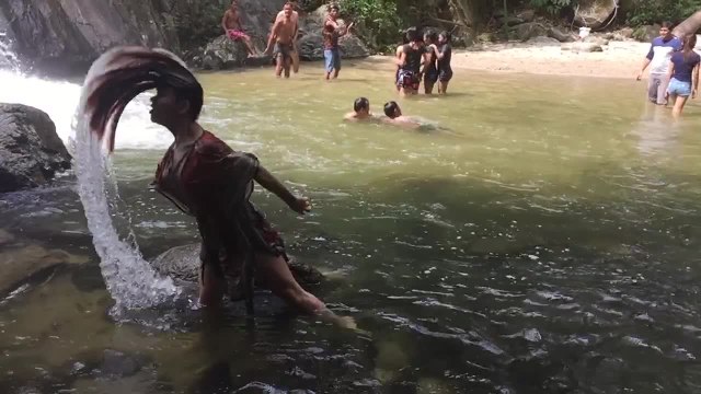Comme une Diva, une femme se mouille les cheveux