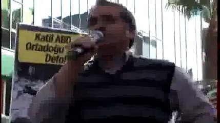 Eylemci Polisin belindeki silahı alıp böyle kaçtı !!!